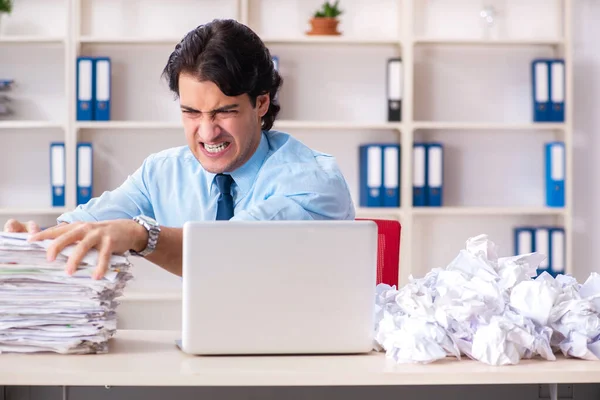 Empresário rejeitando novas ideias com muitos papéis — Fotografia de Stock