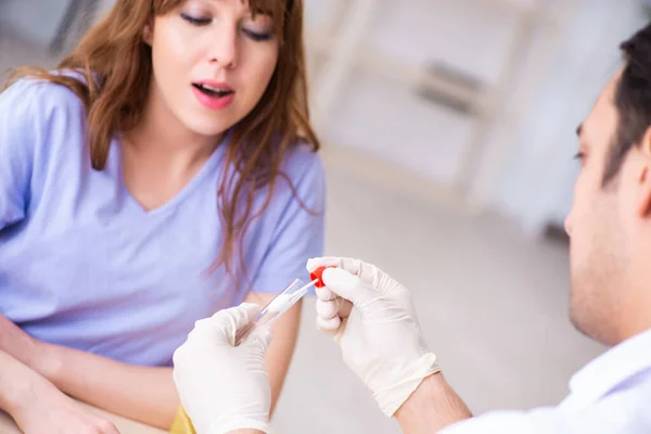 Junge Patientin beim Hals-Nasen-Ohren-Arzt — Stockfoto