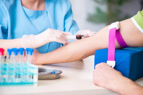 Transfusión de sangre en clínica hospitalaria — Foto de Stock