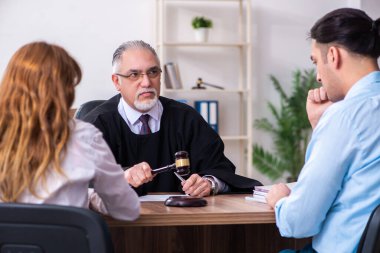 Boşanma konseptinde genç bir çift