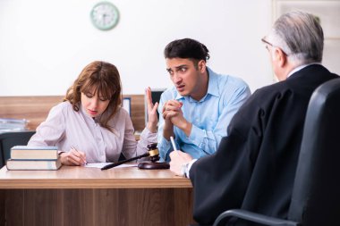 Boşanma konseptinde genç bir çift