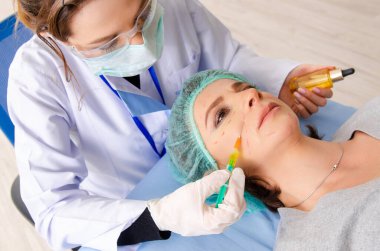 Kadın estetik plastik ameliyat için hazırlanıyor