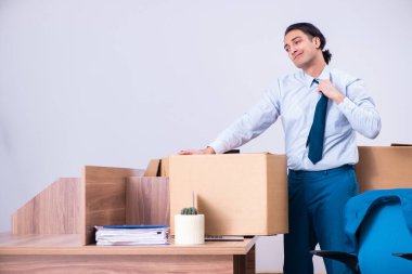 Genç yakışıklı işadamı işinden kovuluyor.