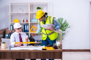 İki mimar proje üzerinde çalışıyor.