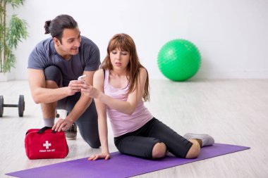 Genç bir kadın ilk yardım eğitimi sırasında kendini kötü hissediyor.