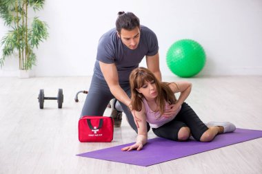 Genç bir kadın ilk yardım eğitimi sırasında kendini kötü hissediyor.