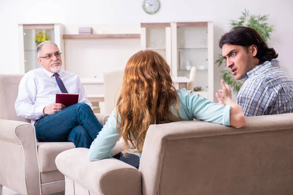 Jonge paar bezoeken ervaren arts psycholoog — Stockfoto