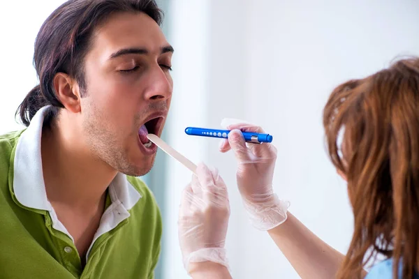 Paciente joven que visita al médico otorrinolaringólogo — Foto de Stock