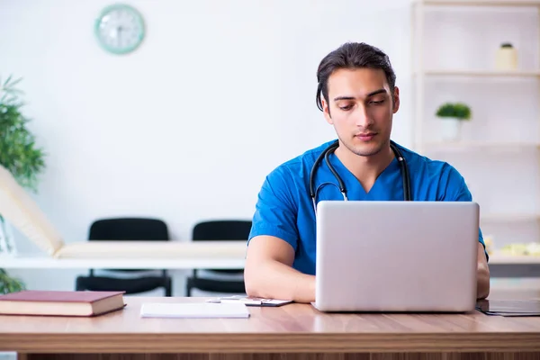 Jeune homme médecin dans le concept de télésanté — Photo