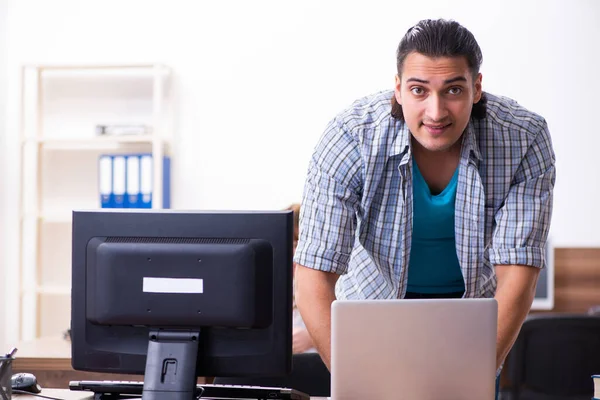 Joven hombre es especialista en la oficina — Foto de Stock