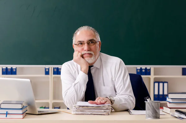 Professor do sexo masculino envelhecido na frente do quadro — Fotografia de Stock