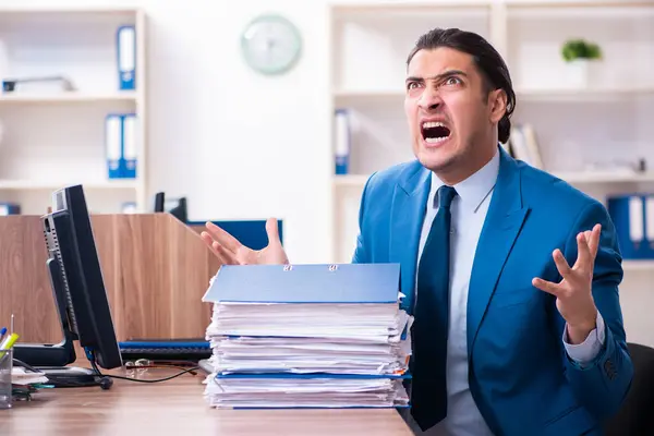 Junge hübsche Geschäftsmann sitzt im Büro — Stockfoto