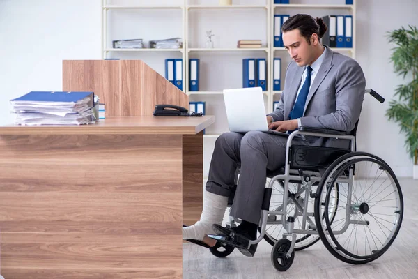 Hombre empleado en silla de ruedas en la oficina — Foto de Stock