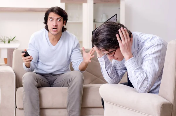 Paciente masculino joven discutiendo con psicólogo problema personal —  Fotos de Stock