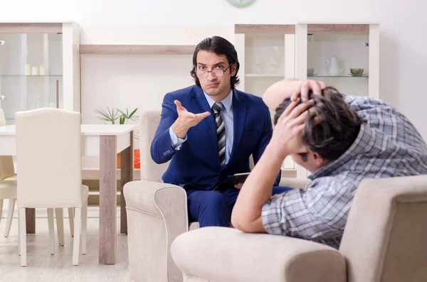 Jonge mannelijke patiënt in gesprek met psycholoog persoonlijk probleem — Stockfoto