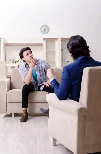 Jonge mannelijke patiënt in gesprek met psycholoog persoonlijk probleem — Stockfoto