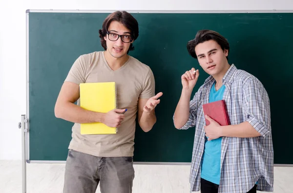 Twee mannelijke leerlingen in de klas — Stockfoto