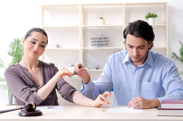 Familia joven en el concepto de divorcio matrimonial — Foto de Stock