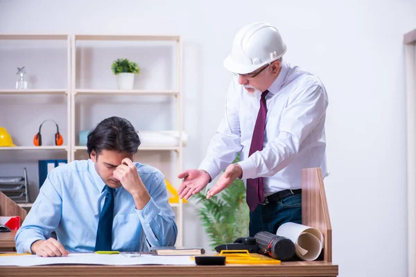 Dos arquitectos trabajando en el proyecto — Foto de Stock