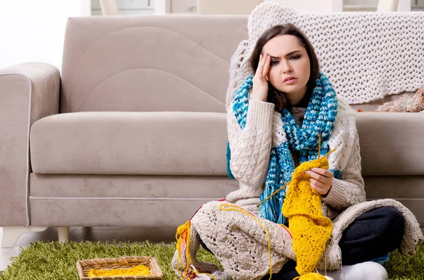 Young beautiful woman knitting at home — Stock Photo, Image