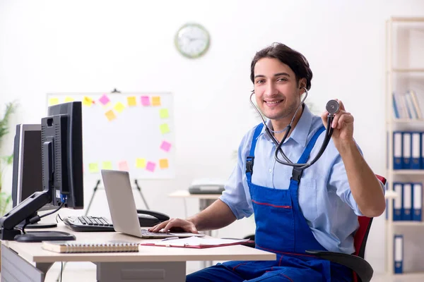 Mâle il spécialiste travaillant dans le bureau — Photo