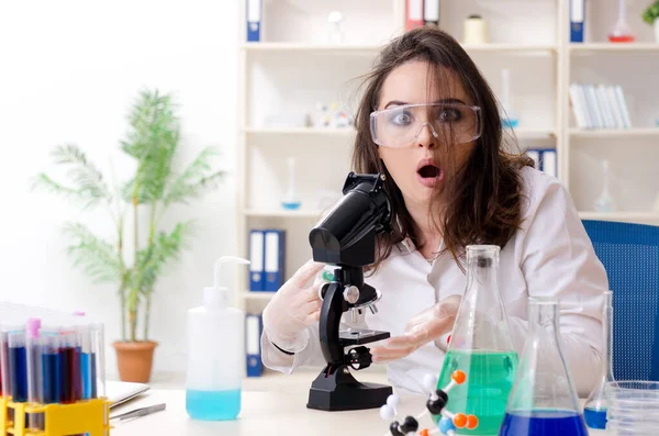 Química feminina engraçada a trabalhar no laboratório — Fotografia de Stock