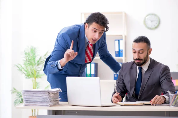 Two male colleagues in the office — Stock Photo, Image