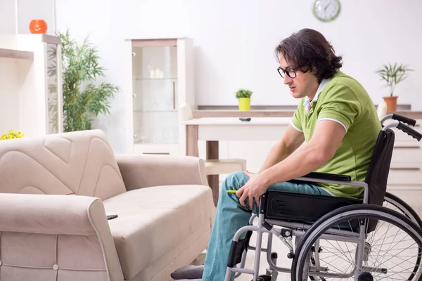 自宅で車椅子に苦しむ若い男性 — ストック写真