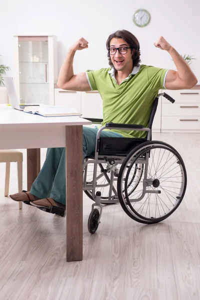 Młody student na wózku inwalidzkim w domu — Zdjęcie stockowe