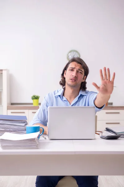 Jonge mannelijke werknemer die thuis werkt — Stockfoto