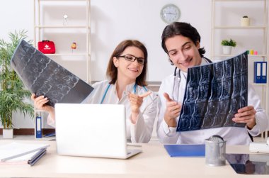 Klinikte çalışan iki doktor.