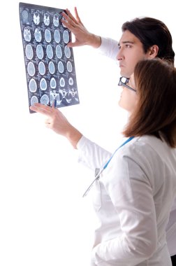 Klinikte çalışan iki doktor.