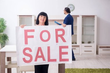 Apartmanda erkek emlakçı ve kadın müşteri