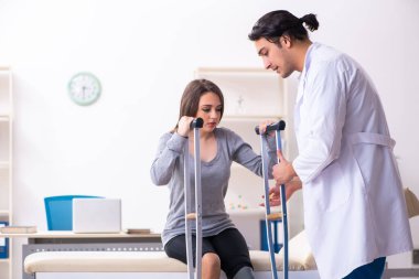 Genç erkek doktor ve kadın güzel hasta.