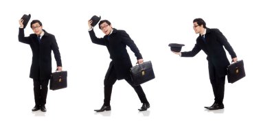 Elinde bavul tutan genç adam beyaz üzerinde izole edilmiş.