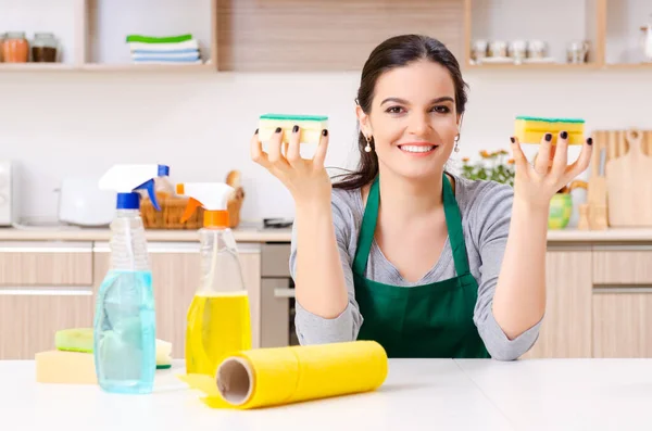 Jonge vrouwelijke aannemer doet huishoudelijk werk — Stockfoto