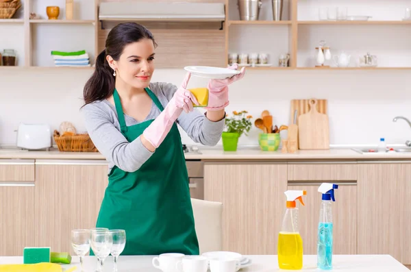 Jonge vrouwelijke aannemer doet huishoudelijk werk — Stockfoto