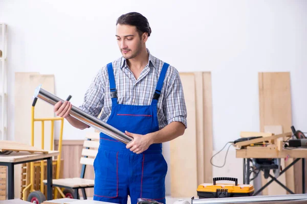 Junger Tischler arbeitet drinnen — Stockfoto