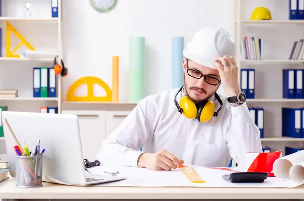 Junger männlicher Architekt arbeitet im Büro — Stockfoto