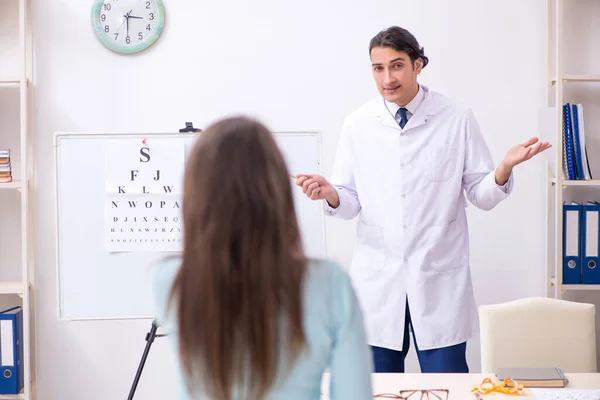 Młoda kobieta odwiedza męskiego lekarza okulisty — Zdjęcie stockowe