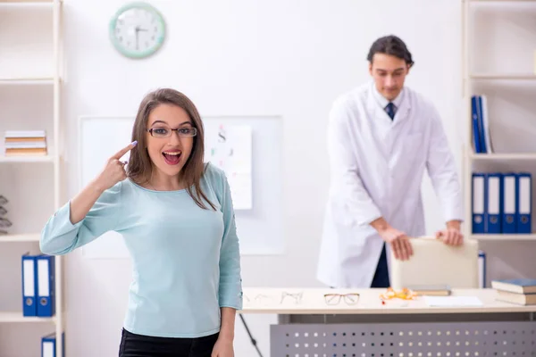 Jonge vrouw bezoekt mannelijke arts oculist — Stockfoto