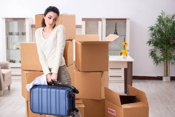 Junge Frau zieht in neue Wohnung — Stockfoto