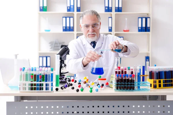 Viejo químico trabajando en el laboratorio — Foto de Stock