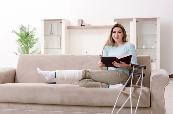 Young woman after car accident suffering at home — Stock Photo, Image