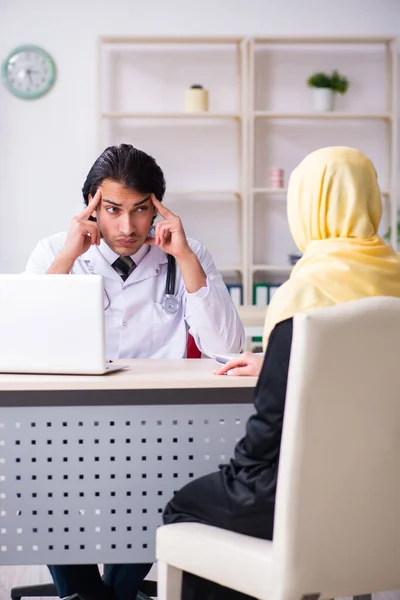 Arabische Patientin besucht männlichen Arzt — Stockfoto