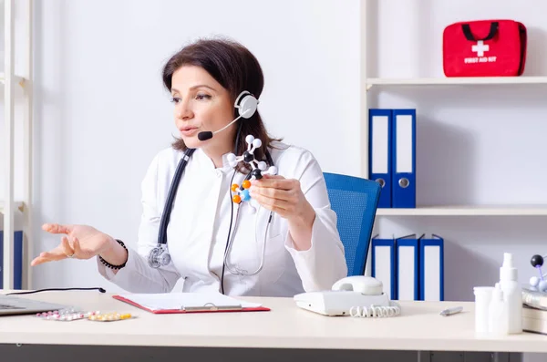 Medico di mezza età nel concetto di telemedicina — Foto Stock