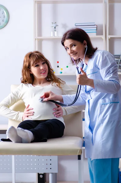 Jonge zwangere vrouw op bezoek bij ervaren gynaecoloog — Stockfoto