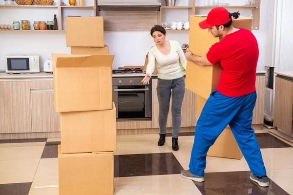 Joven contratista masculino y cliente femenino en concepto móvil — Foto de Stock