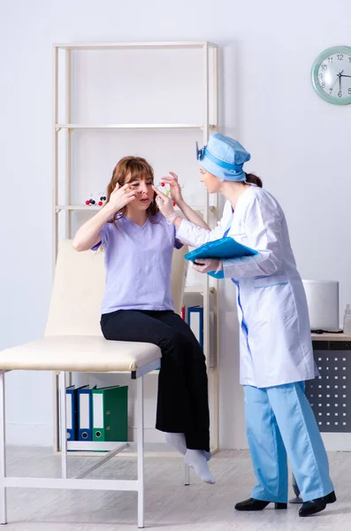 Giovane donna in visita medico femminile otorinolaringoiatra — Foto Stock