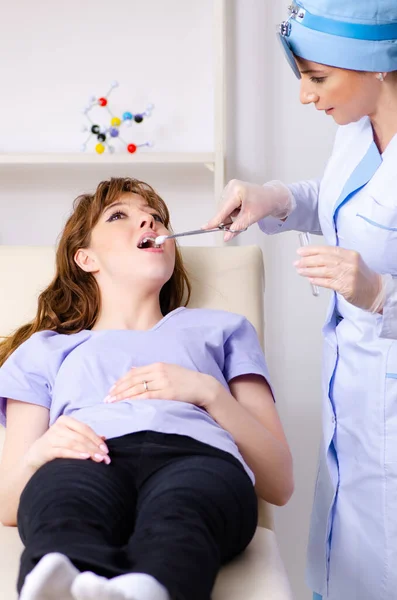 Giovane donna in visita medico femminile otorinolaringoiatra — Foto Stock